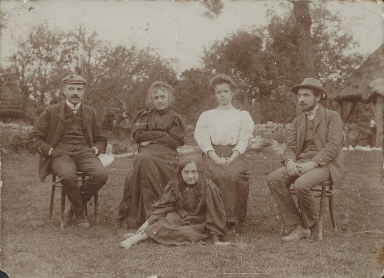 Родина Леся Курбаса. Батько – Степан Янович, мати – Ванда Яновичева, сестра Надійка. 1910-ті